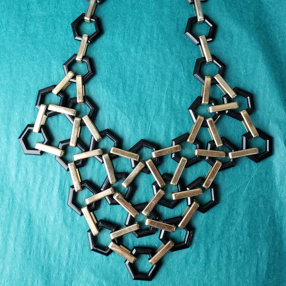 2/15$ Traci Lynn  Statement necklace gold ton and black